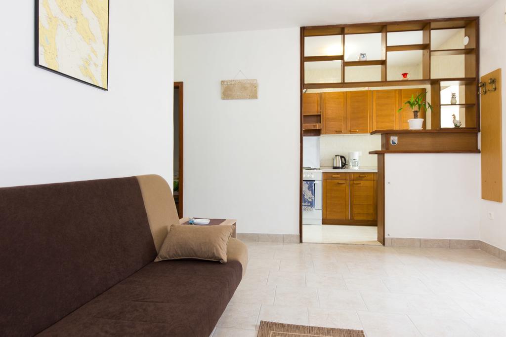 Holiday Home Mery By El-Pi Tours Malinska Exterior photo